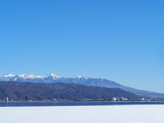 Obraz premium 1月下旬（冬） 結氷した快晴の諏訪湖から八ヶ岳方面を望む 長野県諏訪市
