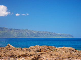 Fototapeta na wymiar ハワイ、オアフ島、シャークスコーブから見るカエナポイント方面