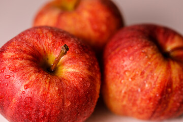 Fototapeta na wymiar Saftige rote Äpfel mit tautropfen