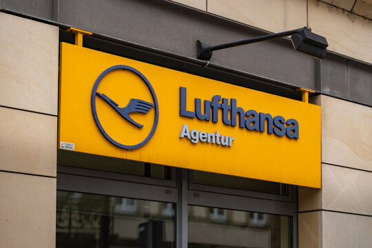 DRESDEN, GERMANY - 20. November 2021: Lufthansa Agentur Logo On The Entrance Of A Building. Sign Of The Company On The Building Exterior. A Travel Agency Of The Biggest German Airline In The City.