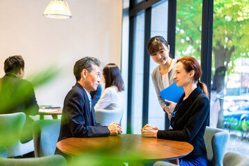 オフィスで働くビジネスパーソン