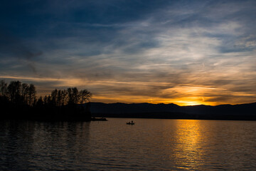 Zachód słońca z pięknym kolorowym niebem nad jeziorem