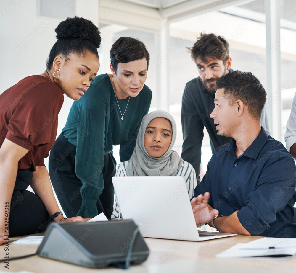Poster making troubleshooting a team task. shot of a group of businesspeople using a laptop during a meetin