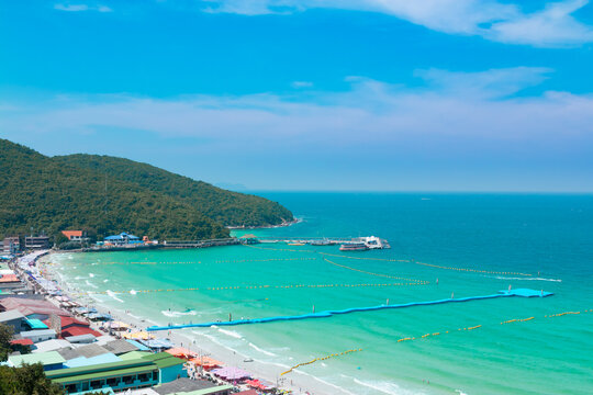 Tropical landscape at Koh larn is a tropical island with emerald green water and beautiful tropical beaches in the clear blue sky.