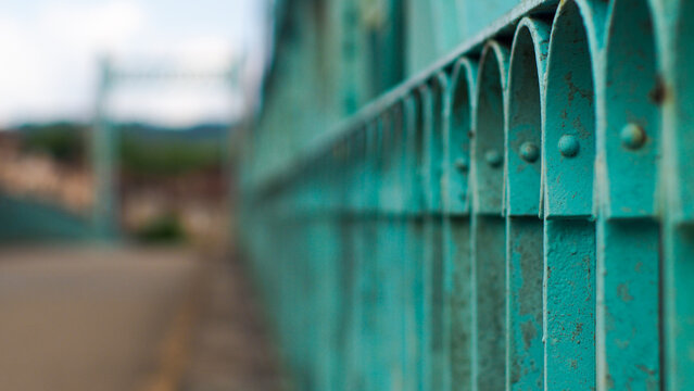 Vue rapproch&eacute;e du pont suspendu du village de Feneyrols, dans le Tarn-et-Garonne, et des ses divers &eacute;l&eacute;ments m&eacute;talliques