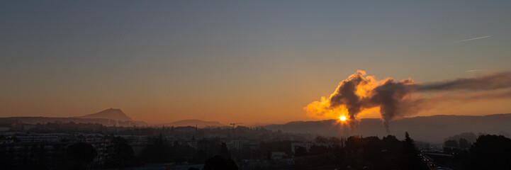 Obraz premium Sainte Victoire mountain in the light of a winter morning