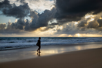 Naklejka premium Silhouette of a man jumping with happiness on the beach on vacation.