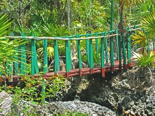 Fototapeta premium Holzbrücke auf Kuba