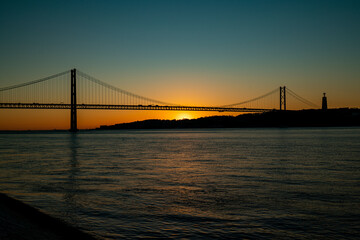 Fototapeta na wymiar Ponte 25 abril Lisboa, nascer do sol