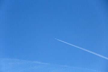 右から入ってくる飛行機とその軌跡