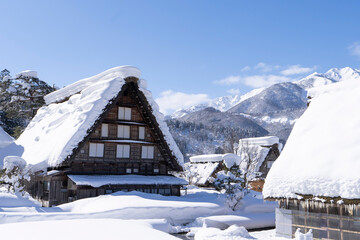 沢山雪が積もった合掌造り © T