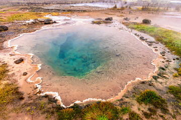 die unglaubliche Landschaft vom - Großer Geysir - auf Island
