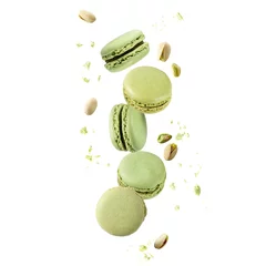 Abwaschbare Fototapete Macarons Fliegende grüne süße Pistazienmakronen Makronen mit Krümeln und Nüssen isoliert auf weiß