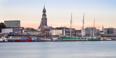 Obraz premium Hamburg Elbe Hafen Michel 1 zu 2 Pano