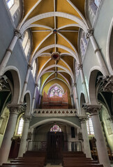 Interior e órgão da Igreja Notre-Dame-de-la-Purification em Ustaritz no País Basco