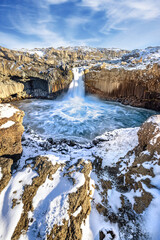 Aldeyjarfoss-waterval in Noord-IJsland. Lange sluitertijd die de krachtige watervallen en de omringende basaltkolommen laat zien.
