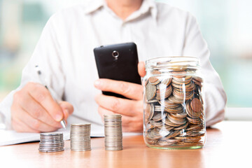 Obraz premium The coins are stored in a glass jar to accumulate finances.