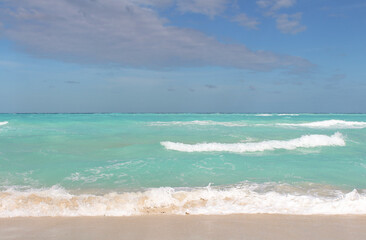 Fototapeta na wymiar Turquoise ocean wave on the coast of Cuba.