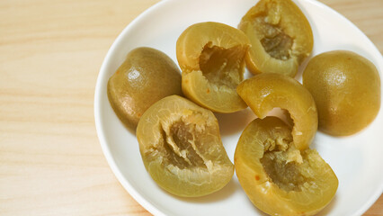 日本で人気のカリカリ食感の梅のお菓子