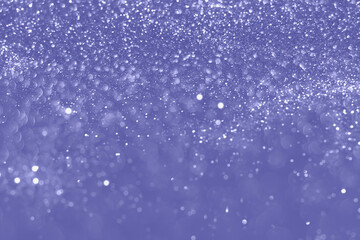 Sehr Peri-Farbe des Jahres 2022, violett funkelnder Glitzer-Bokeh-Hintergrund, weihnachtliche abstrakte defokussierte Textur. Weihnachtsbeleuchtung
