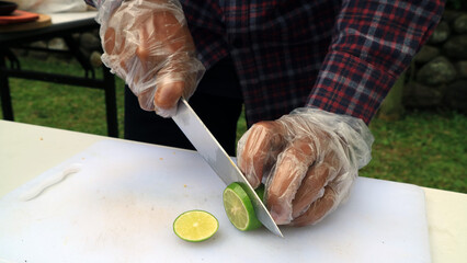 slicing lime
