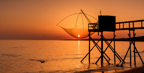 Pêcherie face au soleil couchant devant l'océan atlantique sur la  côte de Jade  du pays de Retz...