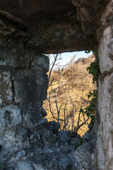 La natura vista dalle rovine medievali di un castello