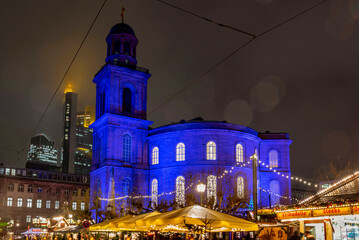 Paulskirche in Frankfurt am Main blau illuminiert zum Tag der Menschenrechte am 10. Dezember