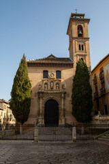 Fototapeta na wymiar Fachada y entrada de la Igleisa de Santa Ana y San Gil en Granada