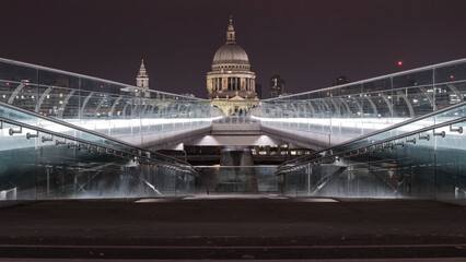 Fototapeta premium St. Paul's Cathedral from the Millennium Bridge