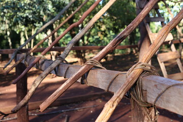 estructura, casa guaran&iacute;, madera nativa, templo