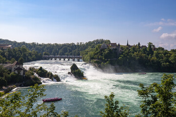 Der Rheinfall - Wusstest Du, dass hier im Winter ca. 250'000 Liter Wasser pro Sekunde herunter fliessen und im Sommer 600'000 Liter? Gewaltig! - obrazy, fototapety, plakaty