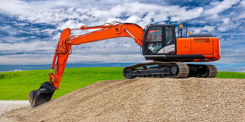 Bagger auf Baustelle und LKW bei der Arbeit