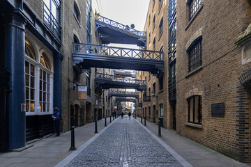View of an alley in the shadow of the Thames