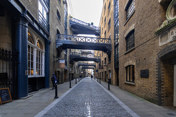Fototapeta na wymiar View of an alley in the shadow of the Thames