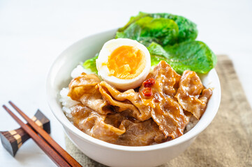 豚ばらスライスのルーロー飯風丼