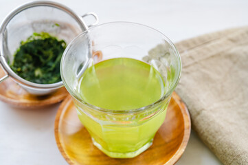 茶こしでいれた緑茶