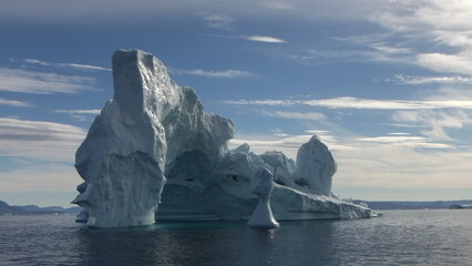 piękne i majestatyczne góry lodowe ukształtowane w fantazyjne formy pływające po morzu w...