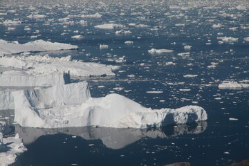 morze gęsto pokryte topniejącą krą i bryłami lodu u wybrzeży grenlandii - 482907625