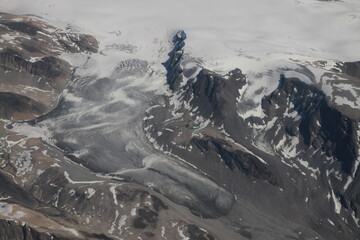 masyw górski na grenlandii pokryty topniejącym śniegiem i lodem widziany z samolotu - 482907677