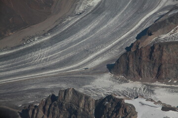 masyw górski na grenlandii pokryty topniejącym śniegiem i lodem widziany z samolotu - 482907692