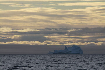 duże góry lodowe o różnych kształtach na morzu w pochmurny dzień - 482907833