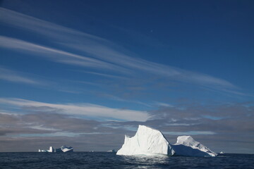 różnokształtne duże  góry lodowe na morzu w słoneczny dzień - 482908051