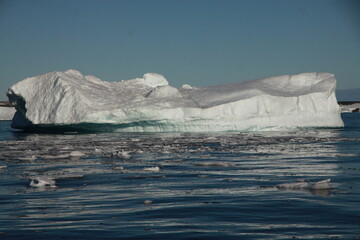 różnokształtne duże  góry lodowe na morzu w słoneczny dzień - 482908271