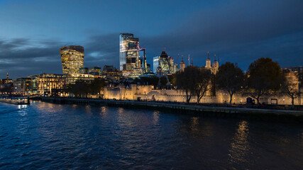Fototapeta na wymiar A beautiful sunset over the Tower of London and the skyscrapers of the City