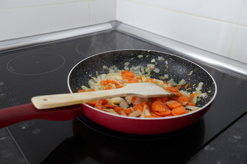 Vegetables are poached in the frying pan