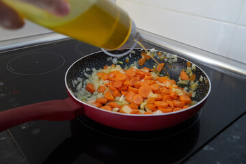 Vegetables are poached in the frying pan