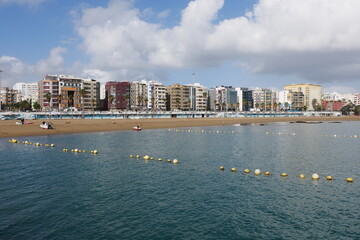 Playa de las Alcaravaneras in Las Palmas de Gran Canaria - obrazy, fototapety, plakaty