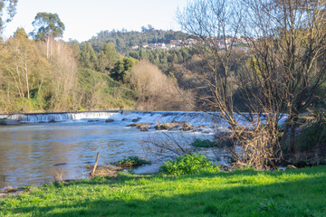 Vista de um parque para um rio em Portugal
