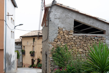 Fototapeta na wymiar Calle en Coscojuela de Fantova, pueblo del Somontano, Huesca